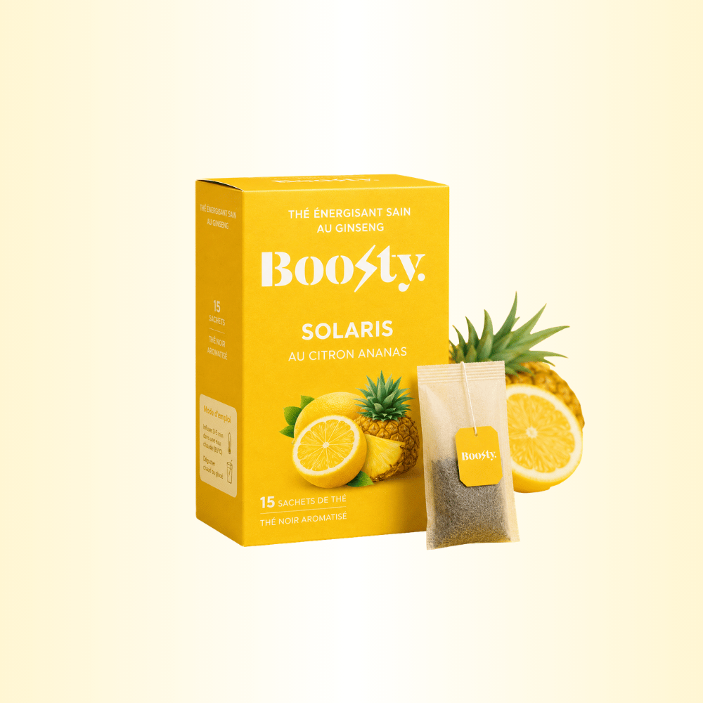 Boîte de thé Boosty de couleur verte avec le logo de la marque Boosty inscrit dessus. Le nom du thé Verdea est indiqué sur la boîte avec la mention goût kiwi. Une illustration de kiwis apparaît sur la boîte pour représenter le fruit. La boîte précise qu’elle contient 15 sachets de thé noir aromatisé.