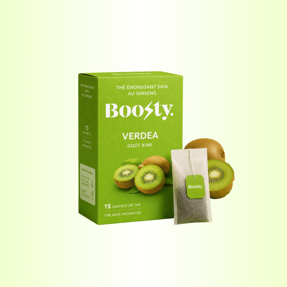 Boîte de thé Boosty de couleur violette avec le logo de la marque Boosty inscrit dessus. Le nom du thé Mystica apparaît sur la boîte avec la mention goût fruit de la passion. Une illustration de fruit de la passion est visible sur la boîte pour représenter le fruit.