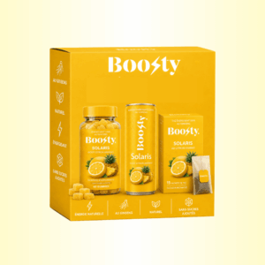 Box Boosty de couleur verte avec le logo de la marque Boosty inscrit dessus. Le nom de la boisson Verdea apparaît sur la box avec la mention du goût kiwi. La box montre les trois produits de la gamme : une canette de boisson énergisante, une boîte de thé et une boîte de gummies. Des illustrations de kiwi sont visibles sur la box pour représenter le fruit. Légende :