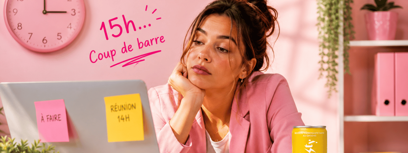 Femme fatiguée qui regarde son ordinateur