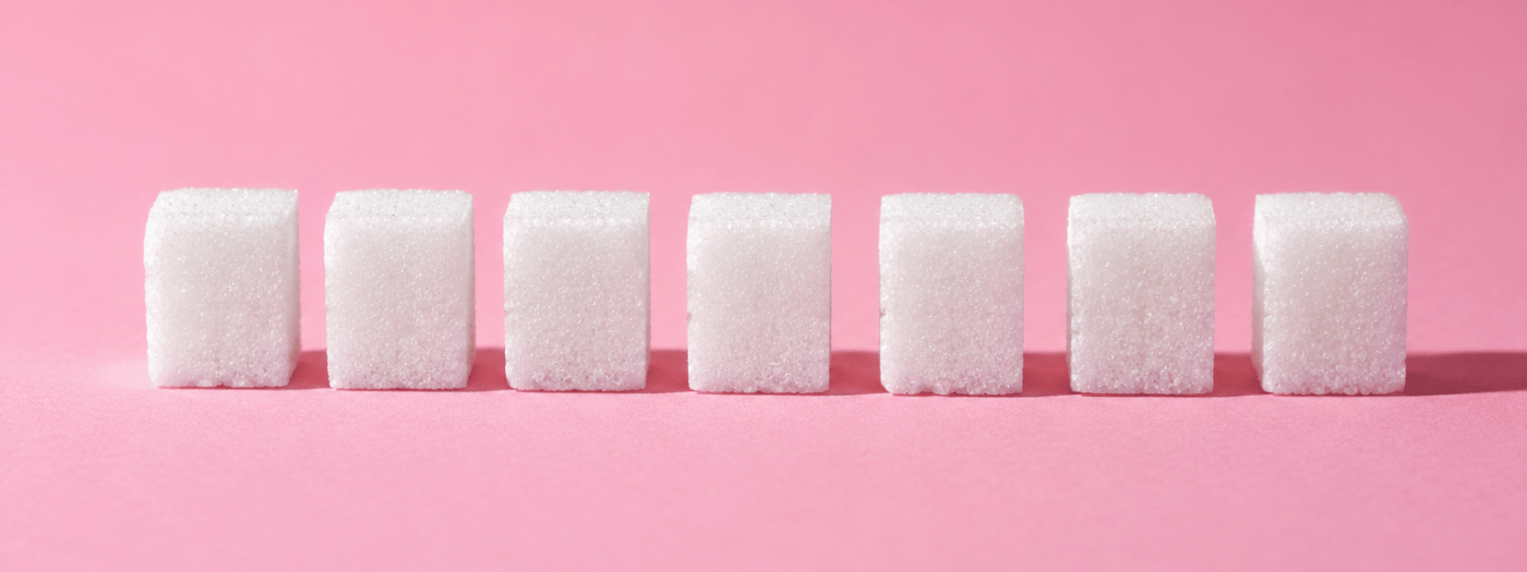 7 morceaux de sucre alignés