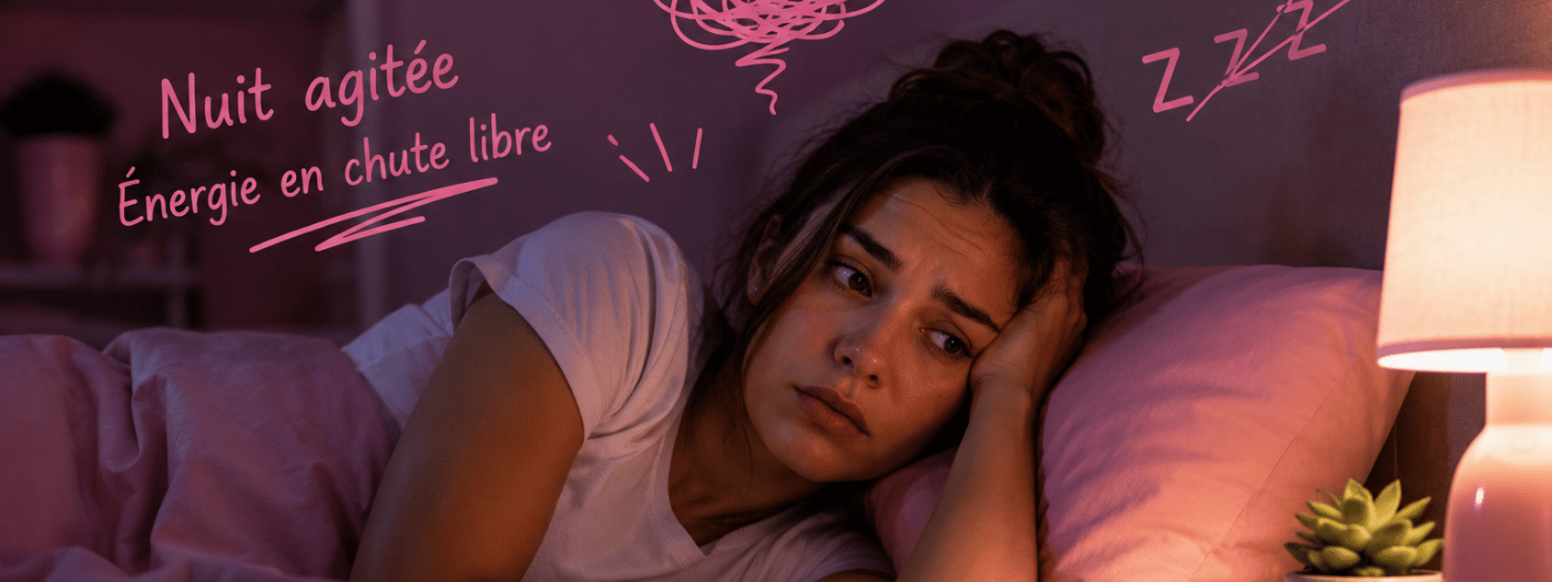 Femme dans son lit qui regarde son réveil car elle n'arrive pas à dormir