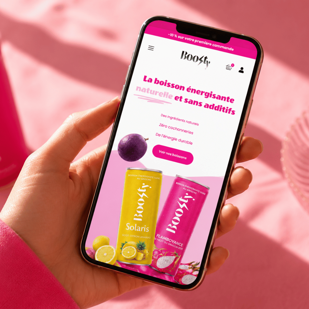 Ecran de téléphone sur la page d'accueil du site Boosty